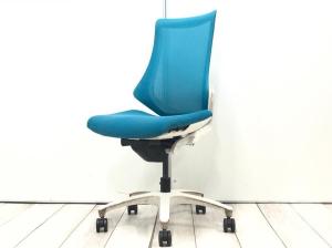 【スタイリッシュで座り心地も抜群！　高機能チェア入荷！】■イトーキ（ITOKI）製　エフ(f)チェア　肘無ハイバック　■メッシュ背面　■ブルー×ホワイトフレーム　※コートハンガー部分の部材欠け商品となります。