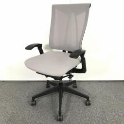 【座るとわかる快適さ！骨盤にしっかりフィット！チェア自らが動き座る人の体を支える！ 】■イトーキ（ITOKI）製　セレーオチェア  (celeeo)　肘付ハイバック　メッシュ背面　■可動肘付き　■ライトグレー×ブラックシェル