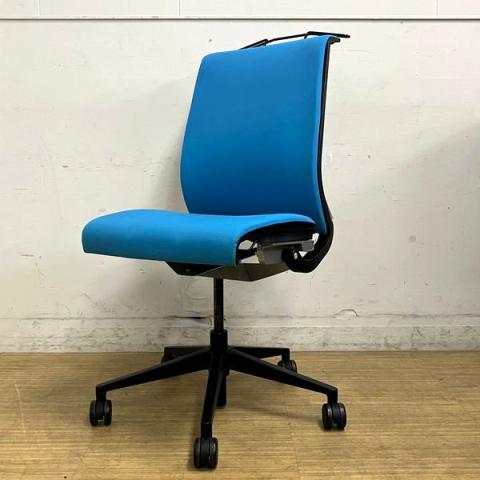 【在庫入替セール】スチールケース(Steelecase)　シンク(Think)　旧モデル　背クロスタイプ　明るいブルーが印象的　コートハンガー付き　おしゃれな海外メーカー品