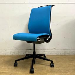 【在庫入替セール】スチールケース(Steelecase)　シンク(Think)　旧モデル　背クロスタイプ　明るいブルーが印象的　コートハンガー付き　おしゃれな海外メーカー品