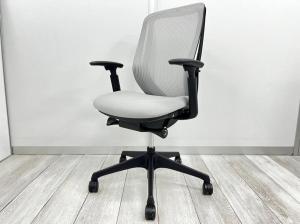 【背のカーブを変えられる！新感覚のオフィスシーティング！】■オカムラ　シルフィーチェア　可動肘付　ライトグレー　ブラックボディ　■包み込まれるような快適な座り心地！【Okamrua　Sylphy】★