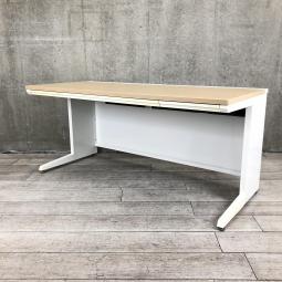 【希少品！】【広々としたワークスペースで使いやすい！】■オカムラ（okamura）製　アドバンスシリーズ　平デスク　引き出し付　■W1600×D700×H720mm　■天板：ナチュラル木目柄/本体：ホワイト　■配線ダクト