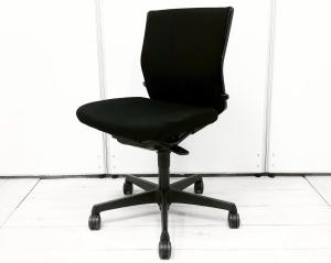 オフィスチェアの王道！ミドルクラスの定番シリーズ！座り心地のよい人気チェア！
■オカムラ/エスクード/ブラック