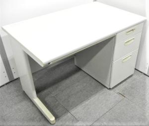 【スタンダードなデザインで使いやすい！】■ナイキ製　片袖デスク　W1200×D700×H700mm　■広々としたワークスペースでストレスを軽減！