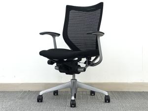 【長時間の着座でも疲れにくいサポート感！】■オカムラ（okamura）製　バロンチェア（Baron）　肘付き　ローバック　■ブラック　■可動肘　■メッシュ背面 【ベストなポジションが得られる先進設計！】