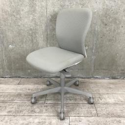 【シンプルなデザインと厚みのあるクッションが大人気！機能充実のワーキングチェア！】■オカムラ（okamura）製　スラートチェア（sulato）　ローバック　肘無し　■ライトグレー×ホワイトシェル