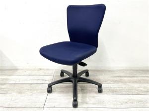 【定価約6万円】【オフィスの王道チェアが入荷！】■オカムラ（okamura）カロッツァ（Carrozza）チェア　ローバック　肘無し　■ダークブルー【分厚いクッションとシンプルで使いやすい操作性！】