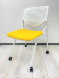 【南】オカムラ製のネスティングチェア【ルナシリーズ】が入荷！※倉庫商品＊福岡市拠点の「オフィスバスターズ福岡南店」は、福岡はもちろん、岡山・広島エリアにも対応しています。中古オフィス家具・チェア・デスク・複合機など一式手配可能。各地に特化した在庫とワンストップ対応で、起業・移転・レイアウト変更にしっかり対応し、岡山・広島でも安心の選択肢をご提供します。＊