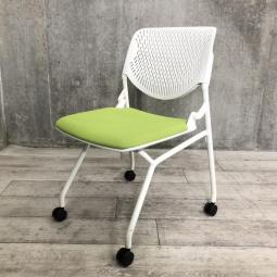 【南】オカムラ製のネスティングチェア【ルナシリーズ】が入荷！※倉庫商品＊福岡市拠点の「オフィスバスターズ福岡南店」は、福岡はもちろん、岡山・広島エリアにも対応しています。中古オフィス家具・チェア・デスク・複合機など一式手配可能。各地に特化した在庫とワンストップ対応で、起業・移転・レイアウト変更にしっかり対応し、岡山・広島でも安心の選択肢をご提供します。＊