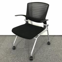 【しなやかにワーカーを受け止める洗練されたデザイン！使わない時はネスティング収納！】■オカムラ（okamura）製　グラータ（Grata）　ミーティングチェア　ネスティング　■固定肘付き　■背面樹脂メッシュ　■ブラック