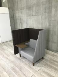 【仕事の合間にリフレッシュしつつ、2口コンセント付きで快適にワークも行える1人用ソファーワークブース！】■コクヨ（KOKUYO）製　インターバル（Interval）　集中ワークブース　■テーブル付　■色　ブラウン×グレー  【ABW商材】【弊社使用欄：A01023759】