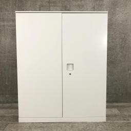 【オフィスの書類をスッキリ整理！取っ手がどの方向からでも開くマルチハンドルが人気の書庫シリーズ！】■オカムラ（okamura）製　レクトラインシリーズ（Rectline）　両開き書庫　ローキャビネット　■色：ホワイト　■シリンダー錠 【弊社使用欄：A01023690】【ID】