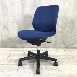 【7/22・７脚入荷予定！】【全ての機能をコンパクトに！】■ITOKI（イトーキ）製　トルテチェア（torte）　ローバック　肘無し　■ディープブルー×ブラック【クッション性が高く座り心地が良い！】