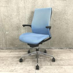 【手元のレバーで上下昇降が可能！スタイリッシュなコクヨ製の定番シリーズ！】■コクヨ（KOKUYO）製　エムフォー（M4）　肘付き　ハイバック　■ソフトブルー×ブラックシェル　■固定肘【AD】
