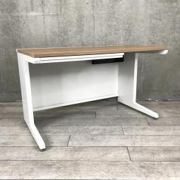 【定価約9万円】【ワイヤリング機能が充実！清潔感のあるホワイトカラーにおしゃれなナチュラル天板の平机！】■オカムラ(okamura)　アドバンスシリーズ　平机　幅1200㎜　■天板：ナチュラル/本体：ホワイト　※右側引き出し無し 【弊社使用欄：A01005400】