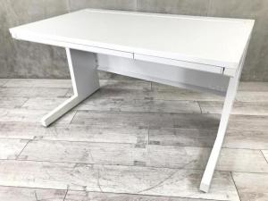 【定番人気・幅1200㎜のホワイトデスク！】■ウチダ（UCHIDA）　スカエナシリーズ　平机　■W1200×D700×H700㎜　■引き出し付き　■配線 Ktype（一直線タイプ）　■ホワイト