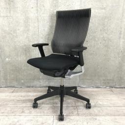 【独創的なフォルムでデザインと快適性の融合を実現！】■イトーキ（ITOKI）　スピーナチェア（Spina）　ハイバック　肘付き　■エストラマー樹脂タイプ　■可動肘　■ブラック【AD】