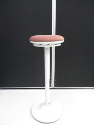 【「座る」と「立つ」のいいとこ取り！】■オカムラ（okamura）　ピルエット（pirouetto）　カウンターチェア　スツール　■ブラウン　シェル：ホワイト【高さ調節可能なパーチングスツール！】