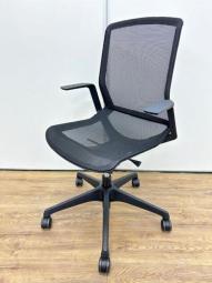 【シンプルな機構と優れたデザインの軽快なオフィスチェア！】■オカムラ（okamura）　シナーラチェア (CYNARA)　ローバック　肘付き　■固定肘　■背/座面メッシュ　■ブラック