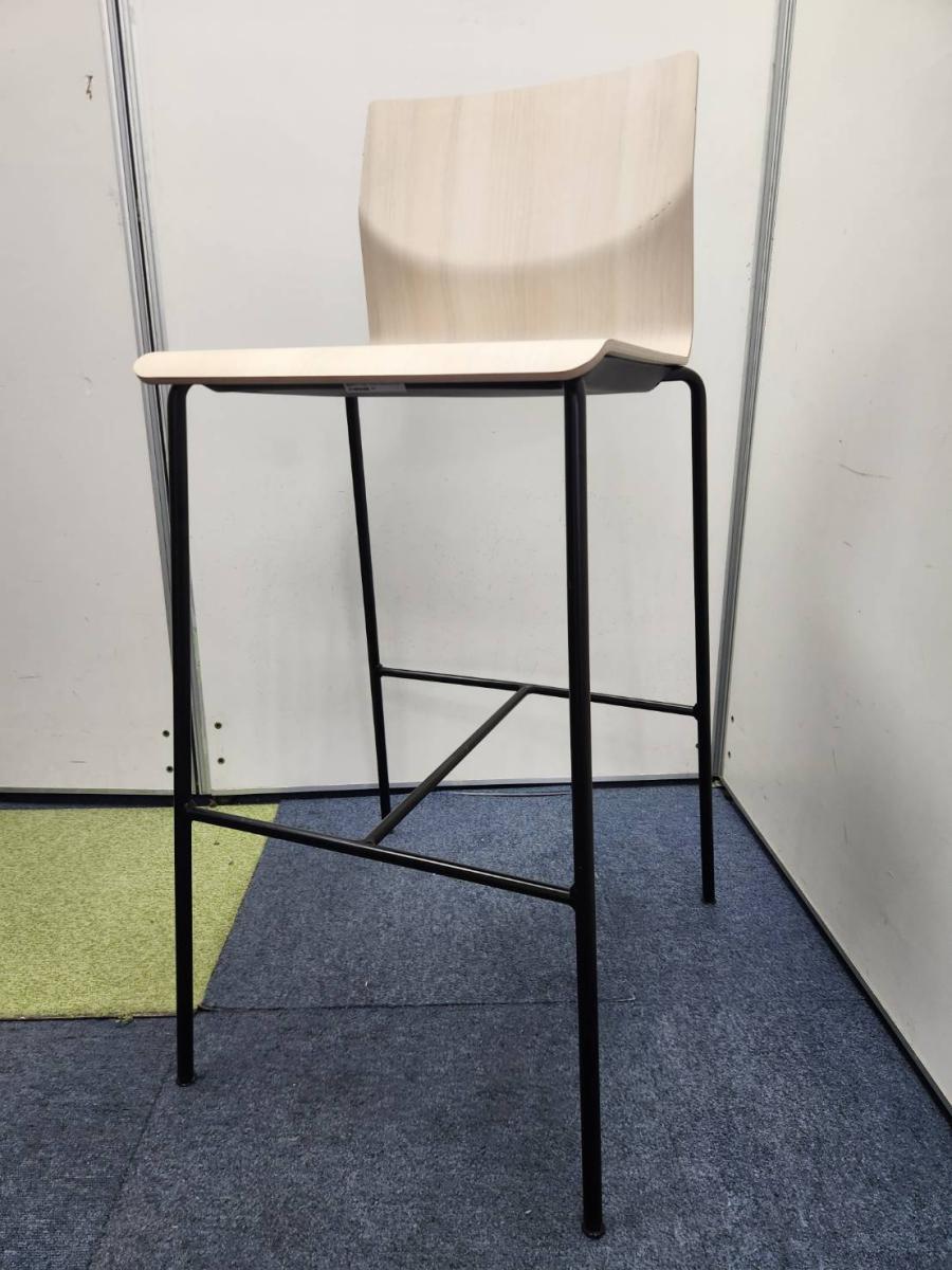 【ハイテーブルやカウンターに合わせてカフェスペースやリフレッシュスペースを演出】■オカムラ　スイープ　ハイチェア　シェルタイプ　座パッドなし
                        スイープ
                                    中古
            