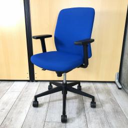 【スタンダードな機能のシンプルローコストチェア！】■ウチダ（UCHIDA）製　カリッサ（CARISSA）チェア　肘付ローバック　クロスバックタイプ　■可動肘　■ブルー×ブラックシェル