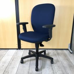 【スタンダードなデザインで座り心地が良い！】/オススメ(おすすめ) /人気商品【弊社使用欄：A01025857】■ITOKI/Lietto/肘付き　ハイバック　可動肘　ネイビーブルー/イトーキ/リエット