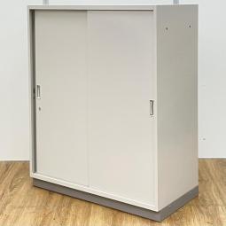 【関西倉庫在庫品・店頭サンプル品あり】■イトーキ（ITOKI）製　シンライン　引き違い書庫 　ローキャビネット　■色：ニューグレー　■シリンダー錠　■ベース付き