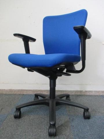 【中古】カロッツァチェア  オカムラ（okamura） 肘付ローバックチェア