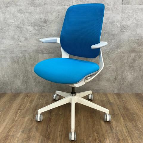 【南】ファシス製の【オフィスチェア/固定肘】が入荷しました！＊福岡市拠点の「オフィスバスターズ福岡南店」は、福岡はもちろん、岡山・広島エリアにも対応しています。中古オフィス家具・チェア・デスク・複合機など一式手配可能。各地に特化した在庫とワンストップ対応で、起業・移転・レイアウト変更にしっかり対応し、岡山・広島でも安心の選択肢をご提供します。＊