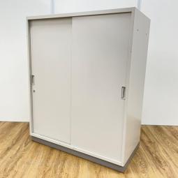 【5台限定】【倉庫在庫品】イトーキ製　シンラインシリーズ　ニューグレー　扉も気にせず設置可能　縮小などの省スペース　引き違い書庫！！　オフィスバスターズ　梅田本店