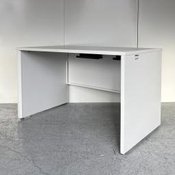 【定価約9万円】【パネル脚が珍しい、シンプルなオフィスデスク！】 ■イトーキ（ITOKI）製　CZRシリーズ　平机　引き出し無　W1200×D700㎜　■パネル脚　■配線口　■ホワイト