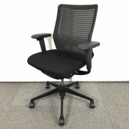 【商品入れ替え】【どんな空間にも調和するデザインと最上級の操作性】■オカムラ（okamura）　コーラルチェア(Choral)　肘付　ミドルバック　■可動肘　■背面メッシュ・座面クッション　■ブラック　■ランバーサポート付