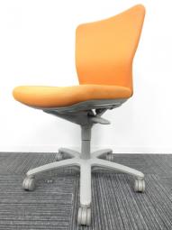 【☆専門業者によりクリーニング済み☆】【3脚入荷】■オカムラ製｜■カロッツア｜(肘無し)｜明るいオレンジカラー！！【状態良好】 【相模原・町田店】