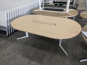【幅広い用途で利用可能なナチュラル天板のテーブル！】■オカムラ製　アプションフリー　ミーティングテーブル　■ブラウン×ホワイト 【ABW商材】【A01017273】