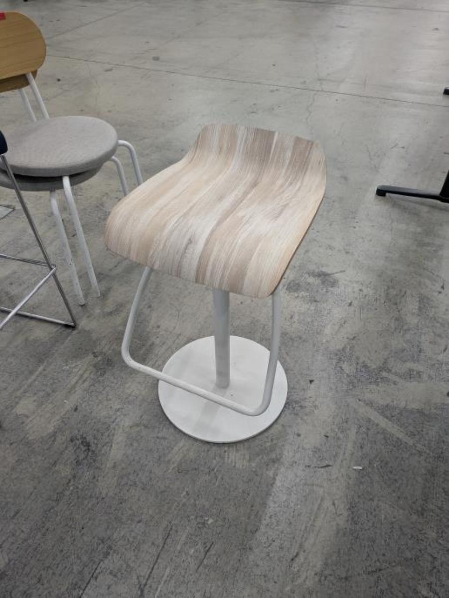 【ハイカウンターに適したカウンターチェア！足掛けありで長時間利用も！】■オカムラ製　メルチェ　カウンターチェア　■ナチュラル×ホワイト【ABW商材】【弊社使用欄：A01010638】　【TD】
                        メルチェ
                                    中古
            