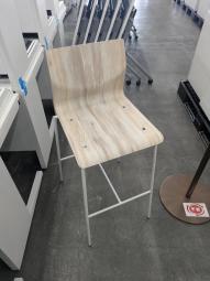 【オフィスのカウンターやカフェスペースにおすすめ！】■オカムラ製　Alt Piazza　カウンターチェア　■ナチュラル×ホワイト　【ABW商材】【弊社使用欄：A01018910】　【TD】