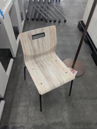 【オフィスのカウンターやカフェスペースにおすすめ！】■オカムラ製　Alt Piazza　スタッキングチェア　■ナチュラル×ブラック　【ABW商材】【弊社使用欄：A01018908】　【TD】
