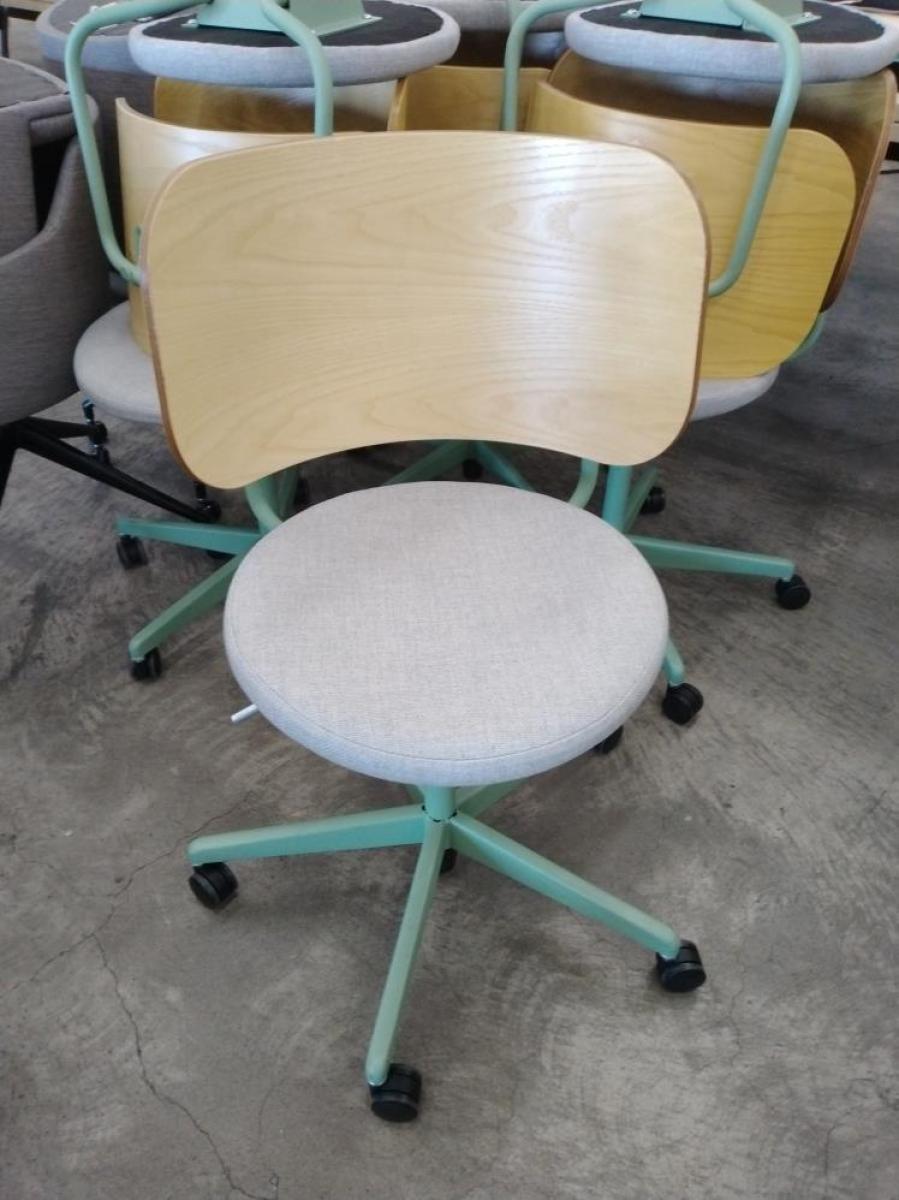 【シンプルなデザインで使いやすい！】■コクヨ製　ハングライク　スタッキングチェア■グリーン×グレー×ブラウン 【ABW商材】【弊社使用欄：A01001435】　【TD】
                        デイズオフィス ハングライク
                                    中古
            