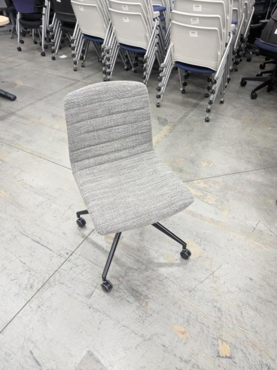 【シンプルなデザインで使いやすい！薄さと座りやすさを両立！】■SOGOKAGU製　ルシェ　ミーティングチェア■グレー×ブラック 【ABW商材】【弊社使用欄：A01002282】　【TD】
                        その他シリーズ
                                    中古
            