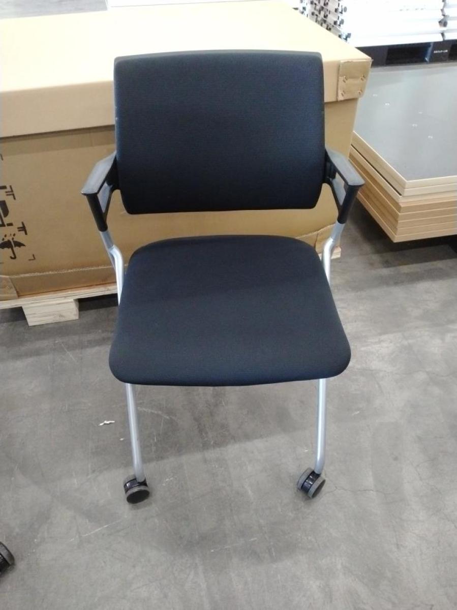 【使わない時は重ねて収納できるシンプルなチェア】■コクヨ製　ピエガ　ネスティングチェア　■ブラック×グレー【ABW商材】【弊社使用欄：A01001425】　【TD】
                        ピエガ
                                    中古
            