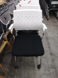【使わない時は重ねて収納できるシンプルなチェア】■コクヨ製　ピエガ　ネスティングチェア　■ブラック×ホワイト【ABW商材】【弊社使用欄：A01001442】　【TD】