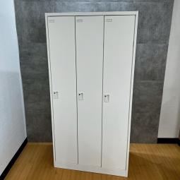 オカムラ製の3人用更衣ロッカー【FZ/シリンダー仕様】が入荷しました！　＊福岡市拠点の「オフィスバスターズ福岡南店」は、福岡はもちろん、岡山・広島エリアにも対応しています。中古オフィス家具・チェア・デスク・複合機など一式手配可能。各地に特化した在庫とワンストップ対応で、起業・移転・レイアウト変更にしっかり対応し、岡山・広島でも安心の選択肢をご提供します。＊
