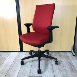 【定価約7万円】【納得の座り心地！魔法のように売れ続けている定番のオフィスチェア！】■コクヨ（KOKUYO）製　ウィザード3（wizard3）　肘付　ハイバック　■可動肘　■ランバー付　■カーマイン（レッド）×ブラックシェル