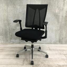 【座るとわかる快適さ・骨盤にしっかりフィットする！チェア自らが動き座る人の体を支える「おもてなし」の心を体現した高級チェア！ 】■イトーキ製（ITOKI）　セレーオチェア (celeeo)　肘付ハイバック　■メッシュ背面　■ブラック　※肘パッドキズ