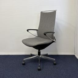 【スタイリッシュなオフィスに！】【機能とデザインが融合。インナーメッシュ構造による優しく包み込む座り心地！】■オカムラ（okamura）　モード（mode）チェア　肘付き　ハイバック　■デザインアーム　■色：ミディアムグレー（ヘリンボーン生地）