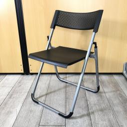 【スタイリッシュなデザインと、安全性を備えた折りたたみチェア入荷！】■オカムラ（okamura）製　8159シリーズ　折りたたみチェア　ミーティング　リフレッシュスペース　■背面樹脂メッシュ　■ブラック