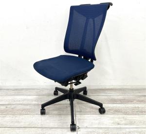【定価約12万円】【座るとわかる快適さ・骨盤にしっかりフィットする！チェア自らが動き座る人の体を支える「おもてなし」の心を体現した高級チェア！ 】■イトーキ製（ITOKI）　セレーオチェア (celeeo)　肘無ハイバック　■メッシュ背面　■ハンガー付　■ストロングブルー×ブラックシェル