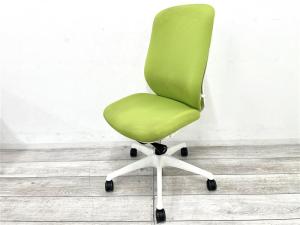【定価約11万円】【快適な座り心地を実現！人気シリーズの背面クッションモデル！】■オカムラ（okamura）製　シルフィーチェア　肘無ハイバック　背面クッションタイプ　■ライムグリーン×ホワイトシェル