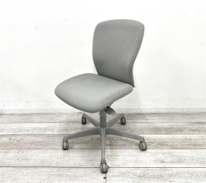【定価約6万円】【シンプルなデザインと厚みのあるクッションが大人気！機能充実のワーキングチェア！】■オカムラ（okamura）製　スラートチェア（sulato）　ローバック　肘無し　■ライトグレー×ホワイトシェル
