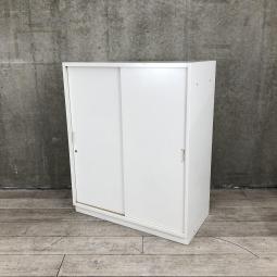 【スライド引き戸だから開閉スペースに困りません！人気の引き違い書庫！】■イトーキ（ITOKI）製　シンラインシリーズ　引違い書庫　2枚戸タイプ　ローキャビネット　■シリンダー錠　■ホワイト 【弊社使用欄：A01018678】